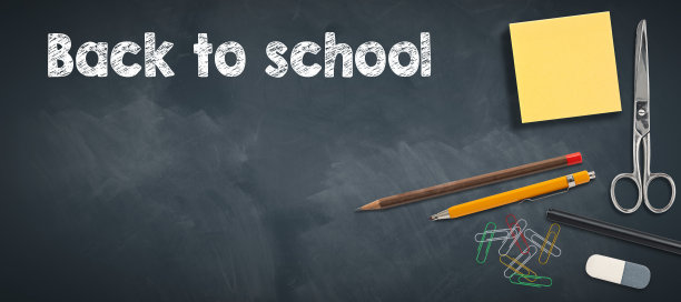 信息返回学校与便利贴和笔在黑板上图片下载