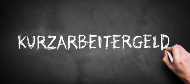 在黑板上手写德语缩短工时的信息图片下载