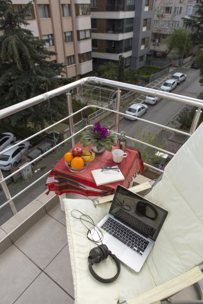 阳台上的一个轻松的工作空间，可以俯瞰街道。呆在家里。图片下载