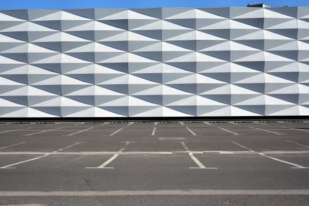 一家购物中心因新冠肺炎疫情隔离而关闭的空停车场图片下载