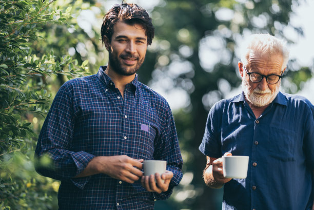 老父亲和儿子在花园里喝早咖啡图片下载