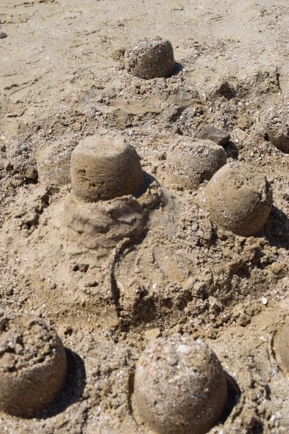 沙滩上的沙堡和贝壳图片下载