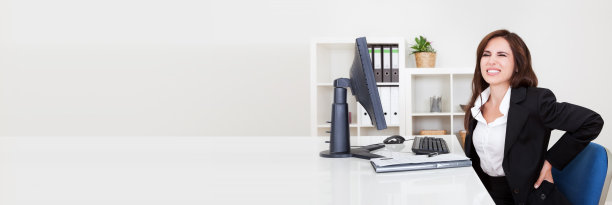 女商人在工作中背痛图片下载