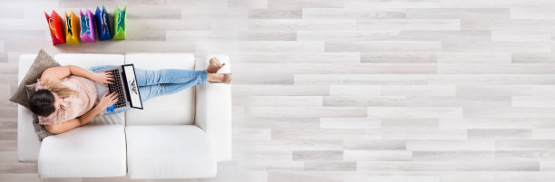 用笔记本电脑在网上购物的女人图片下载