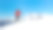 一个孤独的女人用冰爪在雪地上行走图片下载