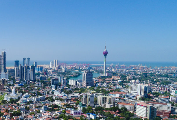 斯里兰卡科伦坡- 2018年12月5日;通过莲花塔等现代建筑，可以看到科伦坡城市天际线。图片下载