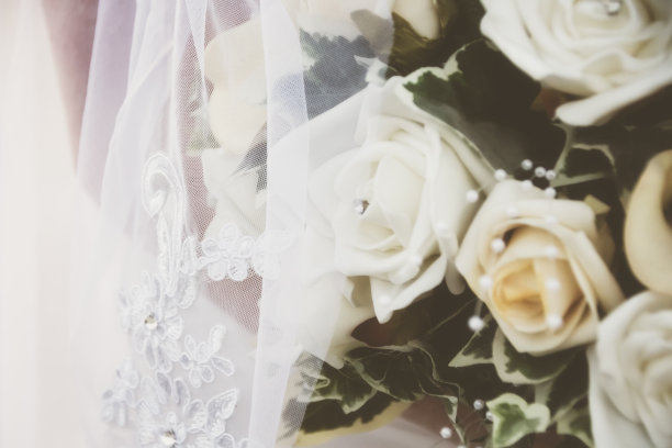 新娘的奶油和白色玫瑰花束的特写图片下载