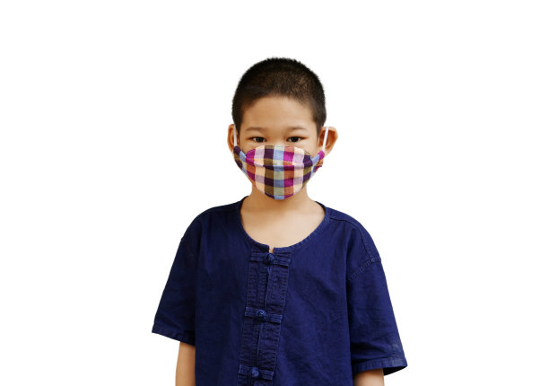 肖像小亚洲一个男孩戴着织物面具。图片下载