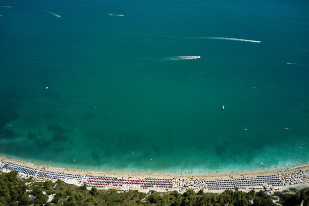 海滩鸟瞰图与五颜六色的伞。意大利地中海。图片下载