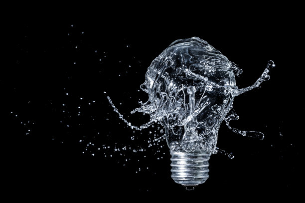 孤立的Led光水飞溅在黑色背景。图片下载