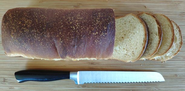 切好的三明治面包和刀图片下载