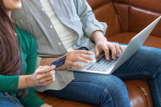 年轻夫妇用信用卡在网上购物图片下载