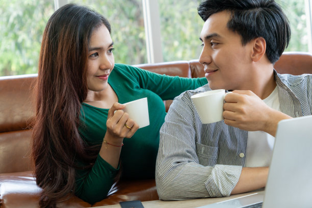快乐的亚洲夫妇在家喝咖啡图片下载