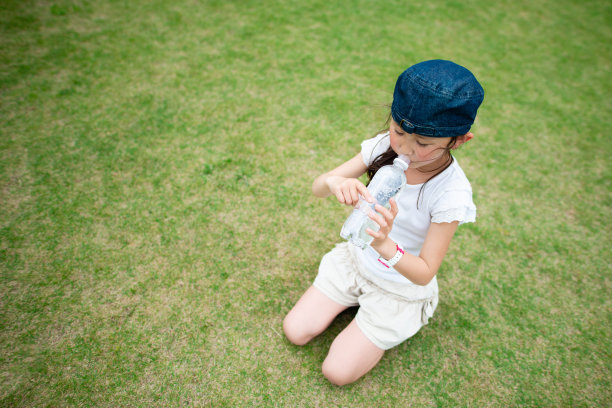 女孩在用塑料瓶喝水图片下载