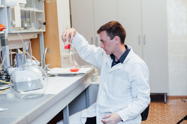 男性科学家在医学实验室进行化学实验图片下载