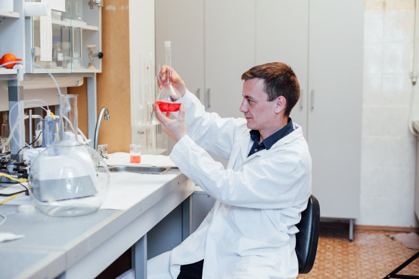 男性科学家在医学实验室进行化学实验图片下载