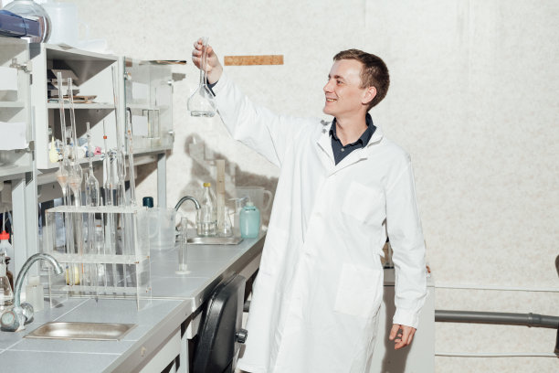 男性科学家在医学实验室进行化学实验图片下载