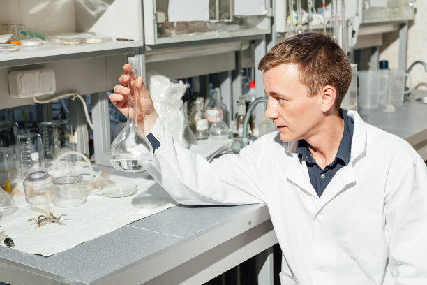 男性科学家在医学实验室进行化学实验图片下载