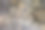 石头在山涧的底部，河水清澈。创造性的背景。图片下载