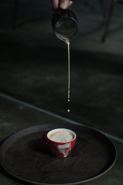 倒一杯咖啡图片下载