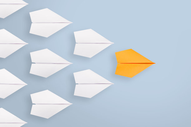 领导理念与橙色纸飞机领先于白色图片下载