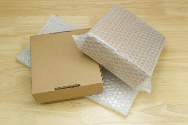 气泡膜包裹盒子保护开裂的木桌产品图片下载