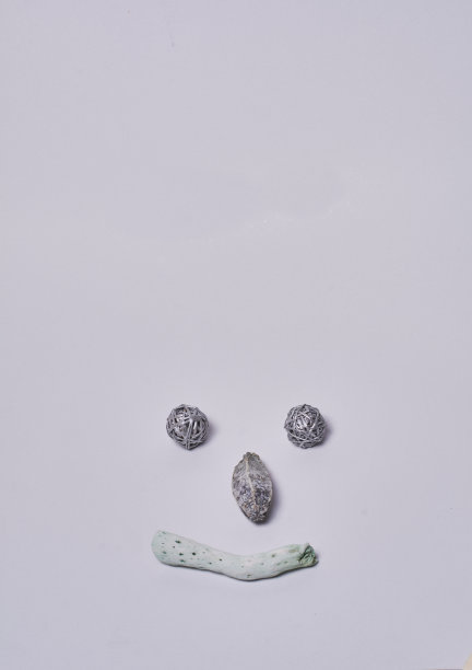 仿笑脸的木制装饰图片下载