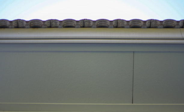 在夏天天空湛蓝的屋檐下。图片下载