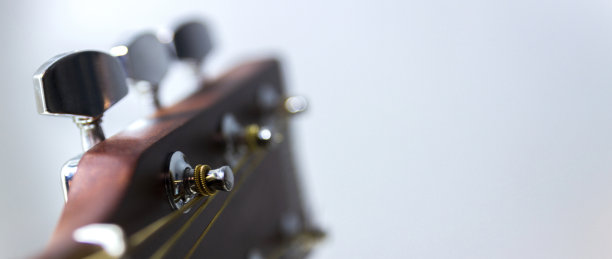 上层的古典吉他，金属，闪亮的曲调，吉他细节。图片下载