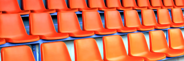 体育场里空荡荡的橙色座位图片下载