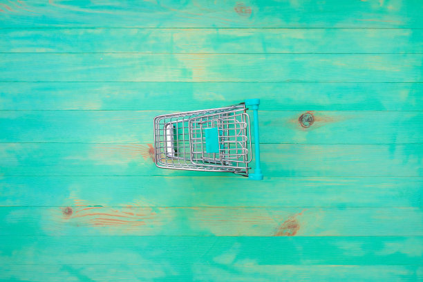 木制背景上的一个空购物车图片下载