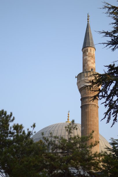 尖塔在蓝天的背景图片下载