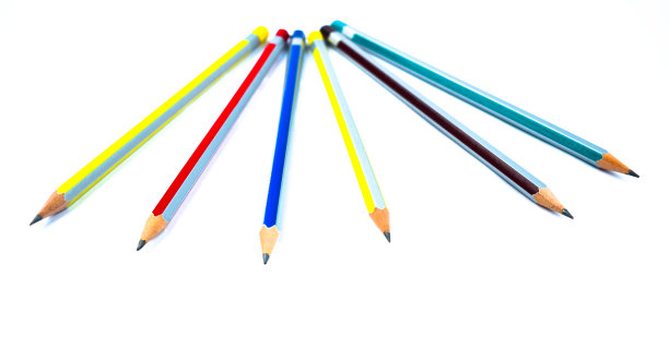 七种不同颜色的木蜡笔分散在白纸背景上图片下载