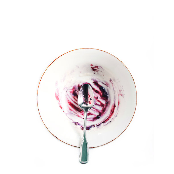 盘子里还有一些剩菜。可见红莓酱和粥或酸奶。图片下载