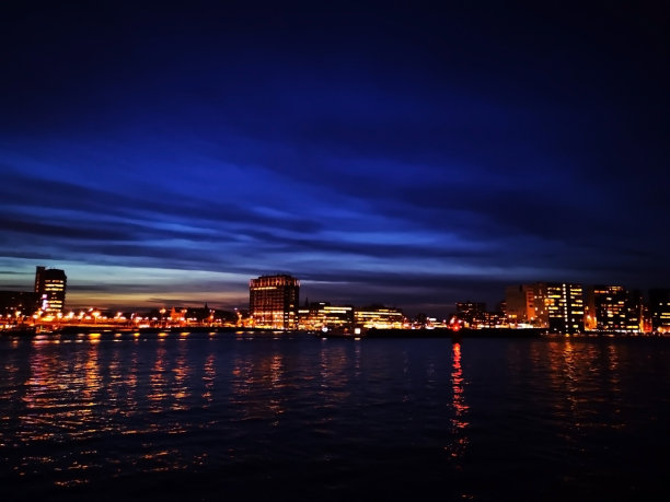 美丽的夜景在阿姆斯特丹银行图片下载