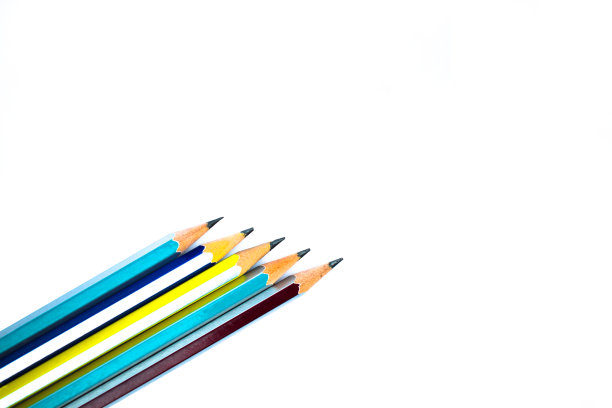 一些不同颜色的木铅笔蜡笔排列在白纸的背景上图片下载