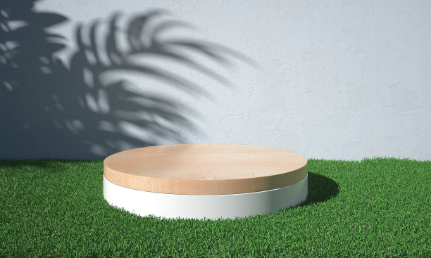 绿色草地上的木质展示平台。图片下载