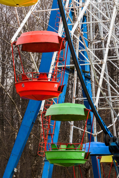 早春，公园里空荡荡的摩天轮间。摩天轮摊位特写。图片下载