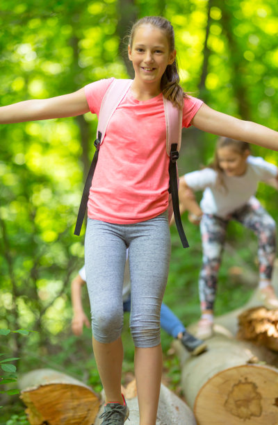 一群孩子在树林里玩耍的照片图片下载