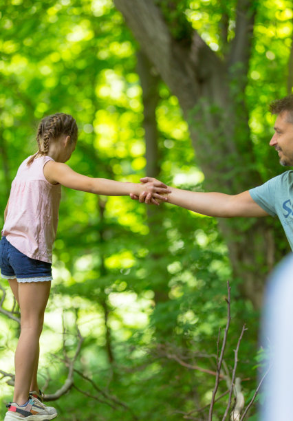一群孩子在树林里玩耍的照片图片下载