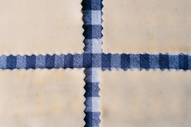 纹理照片，千层面糊在格子茶巾上。图片下载