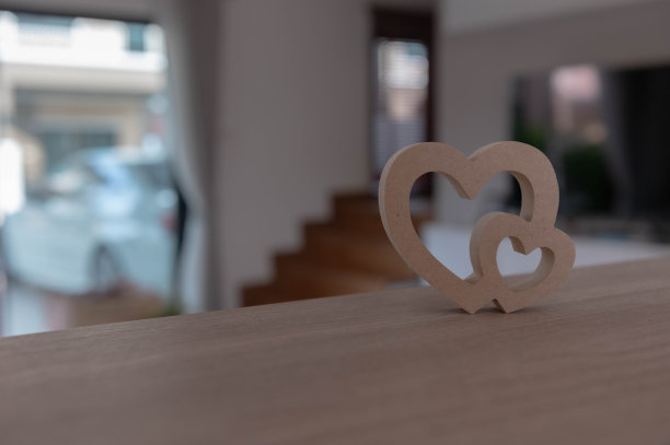 由木块组合而成的心形，象征着心。图片下载
