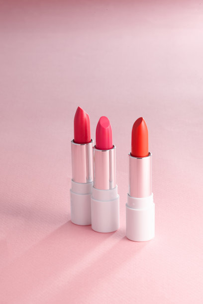 三支粉色底色的红色唇膏。图片下载