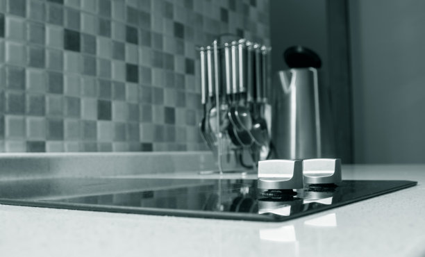 现代厨房中的煤气炉特写图片下载