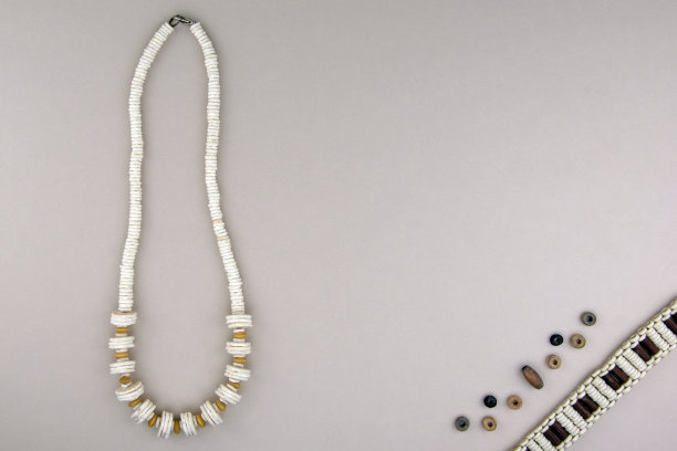 平铺的各种非洲灵感珠宝图片下载