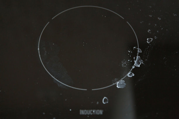 电磁炉中烧干的水滴。图片下载