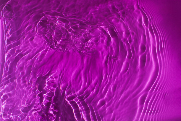 抽象的紫色背景的波浪和涟漪的水图片下载