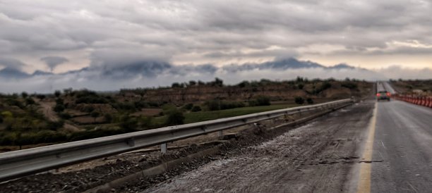 巴基斯坦kpk的swat高速公路上的某个地方图片下载