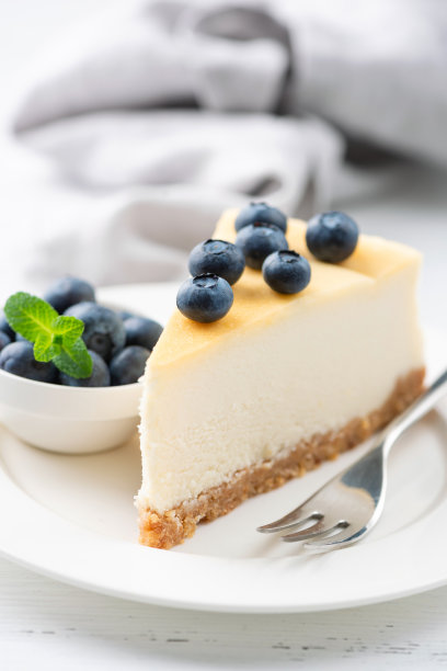 一片芝士蛋糕，上面撒着蓝莓图片下载