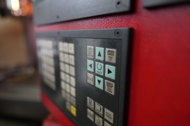 数控加工中心操作员使用键盘操作图片下载